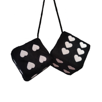 Dés en peluche floue de haute qualité avec des points de coeur décorent l'ornement intérieur de voiture logo OEM et forme de points personnalisés