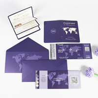 Ensemble d'invitations de mariage personnalisées violettes avec carte du monde, billet d'embarquement et carte RSVP – Kit d'invitation pour mariage à destination