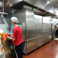 Lavavajillas de doble tanque con doble enjuague y secado, capacidad para 6500 platos/hora, de acero inoxidable con cinta transportadora para restaurantes.