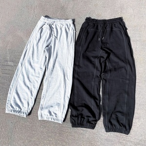 Fabricante de Conjuntos Deportivos Personalizados con Logotipo, Pantalones Deportivos Holgados con Costuras en Contraste y Sudadera de Felpa Francesa Gruesa - Product Image 4