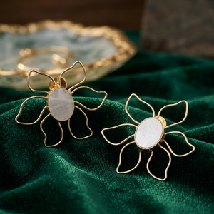 Pendientes de latón hechos a mano con diseño floral y nácar – Joyería llamativa chapada en oro - Product Image 1
