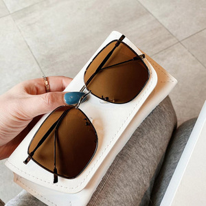 Qianai – lunettes de soleil en métal pour femmes, monture dorée, lentille Ac, Protection Uv400, Style irrégulier, grande taille - Product Image 4