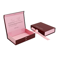 Boîte cadeau magnétique marron avec logo personnalisé, ruban rose et doublure imprimée