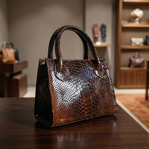 Pochette de luxe personnalisée en cuir véritable de buffle, gravée, avec fermeture éclair, étanche, antivol, légère, pour femme - Product Image 1