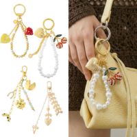 Op maat gemaakte luxe stijl parelkettingen met letter- en hartvormige fruit- en bloemenhangers, touwknoopjes, sleutelhangers, handtascharms