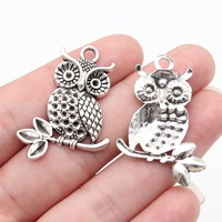 Pendentif Chouette sur Branche 36x25mm en Alliage de Zinc Argent Vieilli pour Bijoux Thème Forêt et Nature