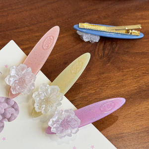ZiTeng Korean High-End Exquisita Flor de Camelia Tridimensional Horquilla Versátil Horquilla de Acetato para Separación Lateral Pico de Pato - Product Image 2