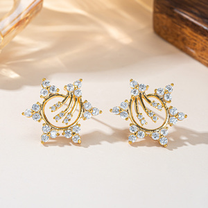 Boucles d'oreilles étoile de la chance en or 18 carats plaqué or, micro-pavé de zircon, bijoux célestes romantiques pour femmes - Product Image 1