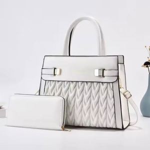 Sac à bandoulière artisanal bleu avec des perles élégantes, sac hobo avec des perles de verre pour femmes - Product Image 5