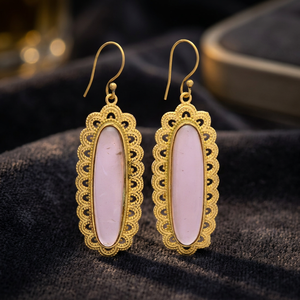Boucles d'oreilles pendantes en laiton plaqué or 14 carats avec améthyste ovale, sertissage griffe et placage rhodium, design tendance - Product Image 2