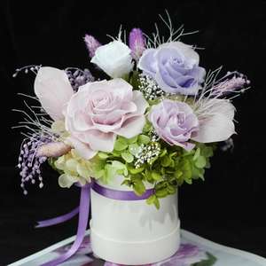 Roses éternelles Lovebay pour la Saint-Valentin et la fête des mères, hydrangeas, roses stabilisées avec boîte cadeau - Product Image 4