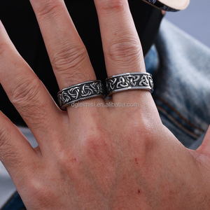 Anillo <span class=keywords><strong>de</strong></span> banda celta <span class=keywords><strong>de</strong></span> acero inoxidable <span class=keywords><strong>vikingo</strong></span> nórdico Retro Vintage Punk <span class=keywords><strong>de</strong></span> estilo minimalista para hombres y mujeres - Product Image 1
