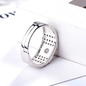 Bague de fiançailles en argent sterling 925 pour homme en gros avec un gros diamant et de petits diamants - Product Image 6