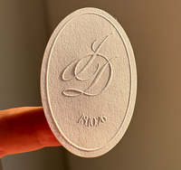 Autocollant de logo de marque en papier texturé imprimé sur mesure, en relief 3D, auto-adhésif, pour bouteille en verre, emballage de boîte cadeau