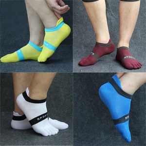 Chaussettes athlétiques à cinq doigts pour hommes, chaussettes de course respirantes en maille anti-ampoules, chaussettes de sport unisexes à bout fendu antidérapantes à coupe basse - Product Image 2