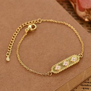 สร้อยข้อมือมุก ดีไซน์ดอกไม้สีทอง เกรด AA แบบฝังขอบ สำหรับใส่ทุกวัน - Product Image 1