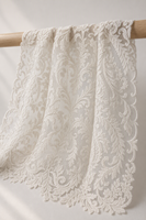 Tissu en tulle doux tricoté, brodé de motifs baroques en relief 3D, motif damassé, feuilles et volutes ornées, pour robe de mariée