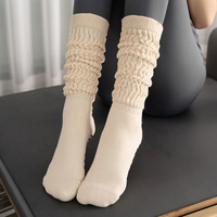 Chaussettes de sport antidérapantes en coton respirant tricoté avec logo personnalisé pour femmes, idéales pour le yoga et le Pilates