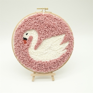 Kit de broderie au punch-needle Swan, avec cerceau en bois - Product Image 1
