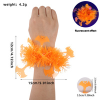 Bracelet fantôme fluorescent jaune populaire, motif fantôme lumineux, article très demandé pour les soirées à thème nocturne.