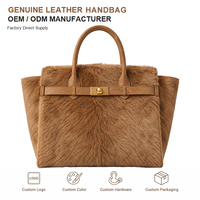 Sac fourre-tout personnalisé en cuir véritable à poils pour femme avec longue sangle pour porté épaule et croisé, fabrication OEM ODM