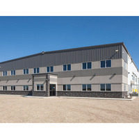 Entrepôt, atelier et bâtiment industriel en structure métallique préfabriquée, résistant aux intempéries et de haute technologie.