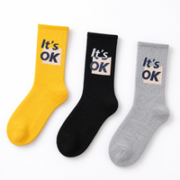Chaussettes courtes jaunes vives personnalisées, motif carré avec texte court en jacquard, texte et couleur personnalisés