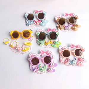 Nouvel ensemble de 7 pièces 2026 : Lunettes de soleil UV400 pour enfants, motif dessin animé mignon et original, avec bandeau et pince à cheveux à grande bouche - Product Image 1