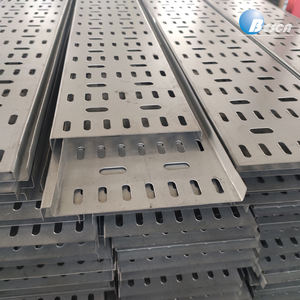 Version légère de chemin de câbles ventilée avec <span class=keywords><strong>plaque</strong></span> d'épissure universelle moulée intégrée pour joints droits et coudés - Product Image 3