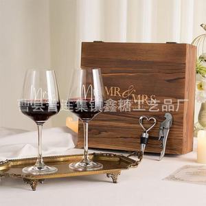 Set de Regalo de Vino de Madera para Pareja con Copas y Abridor, Personalizado para Aniversario de Bodas - Product Image 1