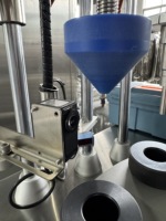 Machine de remplissage et de scellage semi-automatique à ultrasons pour tubes de dentifrice et tubes composites en plastique, pour produits cosmétiques