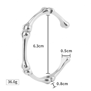 Venta al por mayor de brazaletes de bambú de lujo ligero de acero inoxidable para mujer, diseño de calavera, de fabricante. - Product Image 5