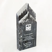 Plaque de trophée souvenir en marbre noir gravée sur mesure de haute qualité en forme de sommet de montagne