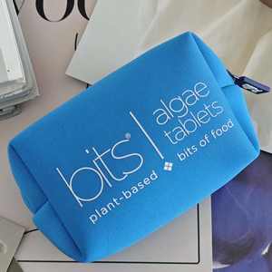 Trousse de maquillage en néoprène de haute qualité Sac de voyage étanche avec logo en silicone 3D - Product Image 3