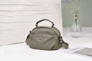 Sac messager grande capacité de qualité supérieure pour femme - Sac fourre-tout bandoulière résistant à l'eau avec fermeture éclair pour les voyages et l'usage quotidien - Product Image 2