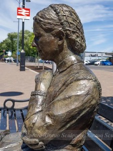 Sculpture en bronze grandeur nature gravée d'une femme assise sur un banc à vendre, statue de Charlotte Mary Yonge pour l'extérieur - Product Image 5
