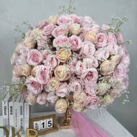 Boule florale artificielle tendance pour l'extérieur, centre de table 60 cm, roses blanches, ranunculus, gypsophile, style minimaliste