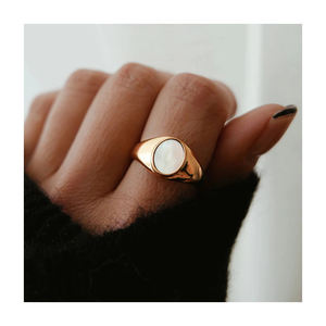 Vnox — bague de déclaration avec coquille naturelle, anneau de luxe ovale en acier inoxydable plaqué or 18 carats, perle, bijoux magnifiques - Product Image 1