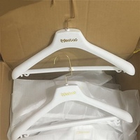 Kundenspezifische Luxus Schwarze Beige Weiße Kunststoff-Beflockte Kleiderbügel Mantel Anzug Beflockte Kleiderbügel Hoodies Rock Samtbügel mit Logo