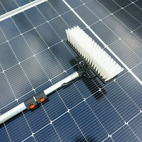 Brosse solaire 2-en-1 alimentée par panneau solaire. Prend en charge la batterie et le branchement. Perche télescopique alimentée en eau pour un nettoyage facile et haute performance