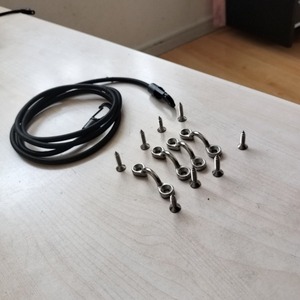 Juego de mosquetones metálicos de 6 piezas de 5 mm de grosor para uso en exteriores y camping con cuerda elástica de 3 m de longitud - Product Image 1