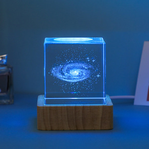 Regalo Creativo Moderno Cubo LED in Vetro Quadrato con Base Colorata per Soggiorno, Ufficio, Scrivania, Ornamento da Tavolo - Product Image 6