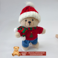 Pendentif en peluche ours en peluche mignon de Noël, mini-ours avec bonnet tricoté, écharpe, pull à bonbons et jean en denim