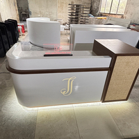 Bureau de réception personnalisé en surface solide, poste individuel incurvé avec accents en bois et en rotin pour salon de beauté