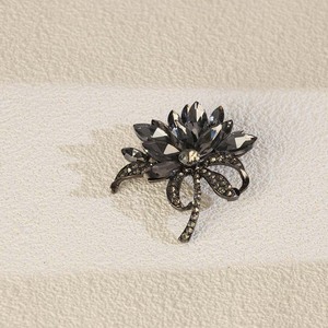 Broche de flor para mujer, diseño de corsage para fiesta, con engaste de garra de aleación de zinc negra - Product Image 1