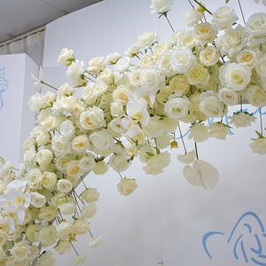 Arco de Metal Decorado con Rosas Blancas Artificiales e Hortensias para Fondo de Boda, Decoración de Boda - Product Image 2