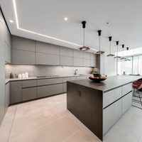 Meuble de cuisine italien minimaliste sans poignées BALOM, îlot en placage de bois laqué cannelé avec éclairage LED, armoires de cuisine sur mesure