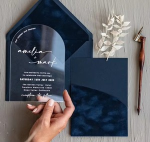Invitación de Boda Arqueada de Acrílico Transparente Azul Marino de Lujo, Texto Blanco, Sobre de Terciopelo, Impresión Personalizada Moderna - Product Image 1