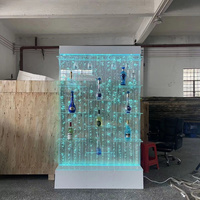 Mur d'eau à bulles acrylique mobile à changement de couleur RVB personnalisé pour intérieur avec étagère à liqueur et fontaine