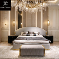 Lit capitonné de luxe avec tête de lit incurvée, taille King Size, en velours moderne avec accents métalliques dorés pour chambre principale de villa